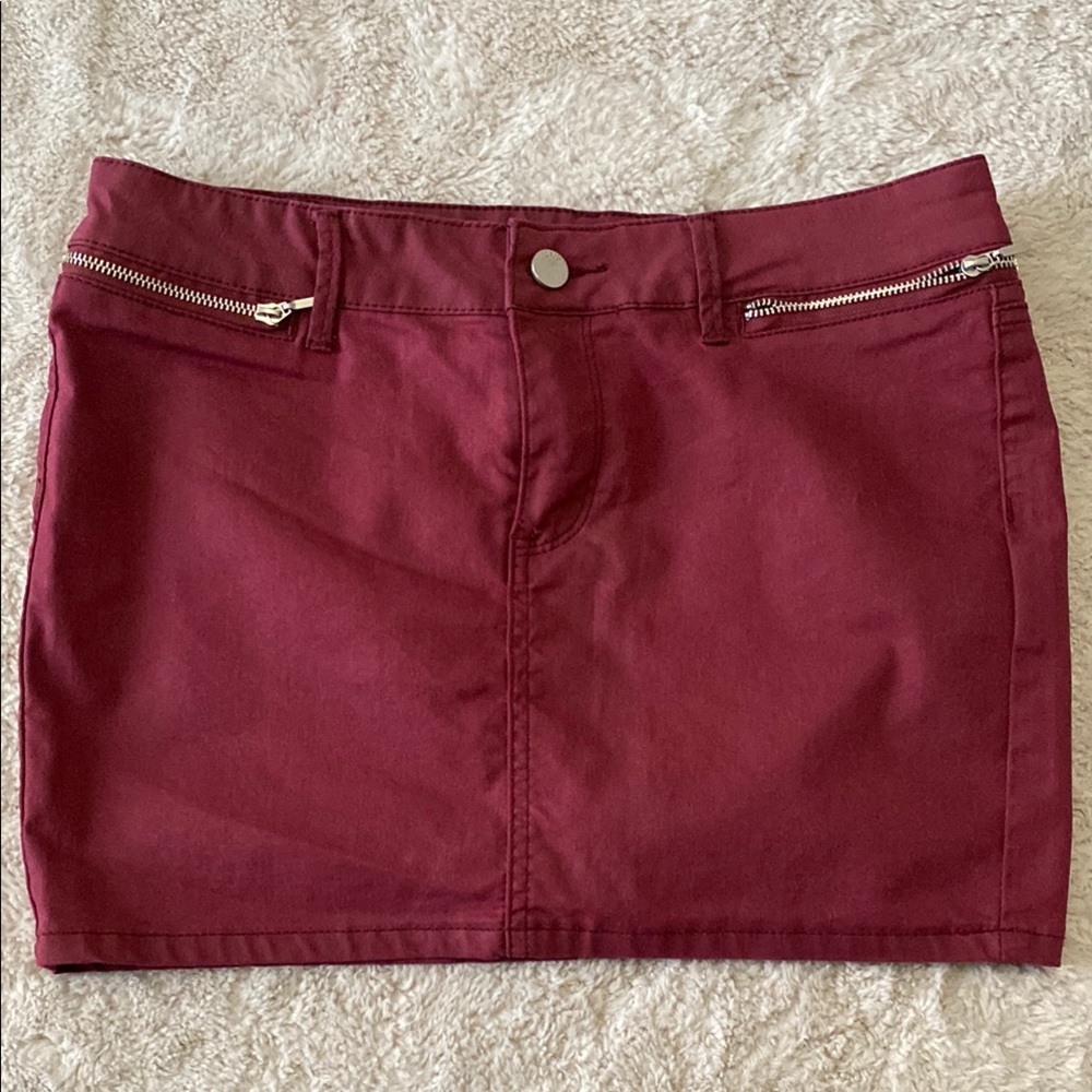 Stylish Burgundy Skirt with Zipper Accents